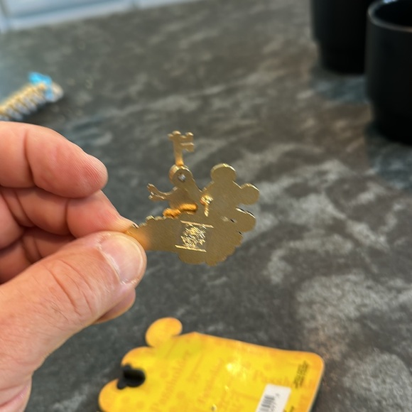 Disney 2005 Passholder Exclusive, Mickey Mouse Disney Pin. Original owner. - Picture 5 of 6